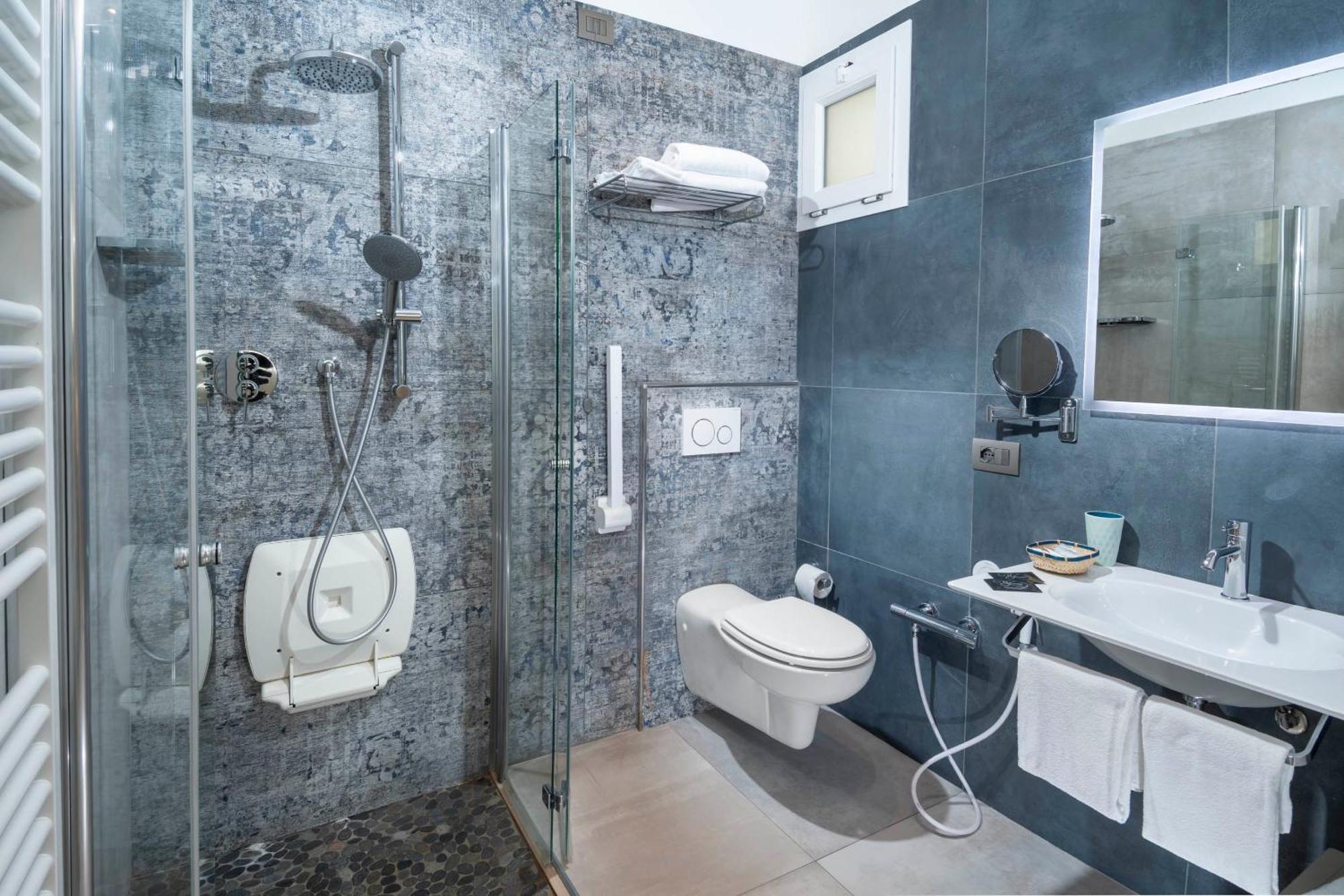 Primrose Hotel 3*